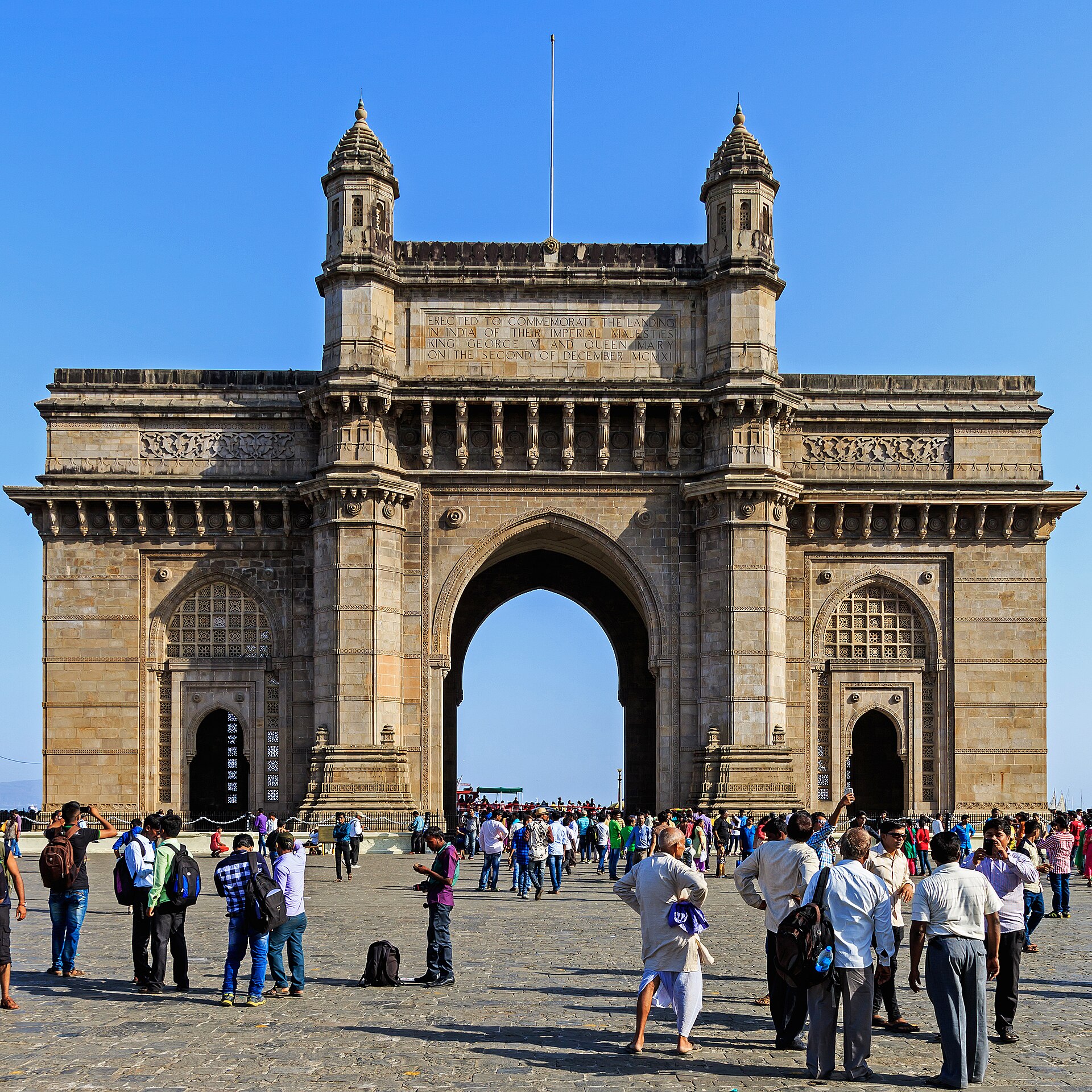 Gateway of India, Mumbai, crowded with visitors on a clear day