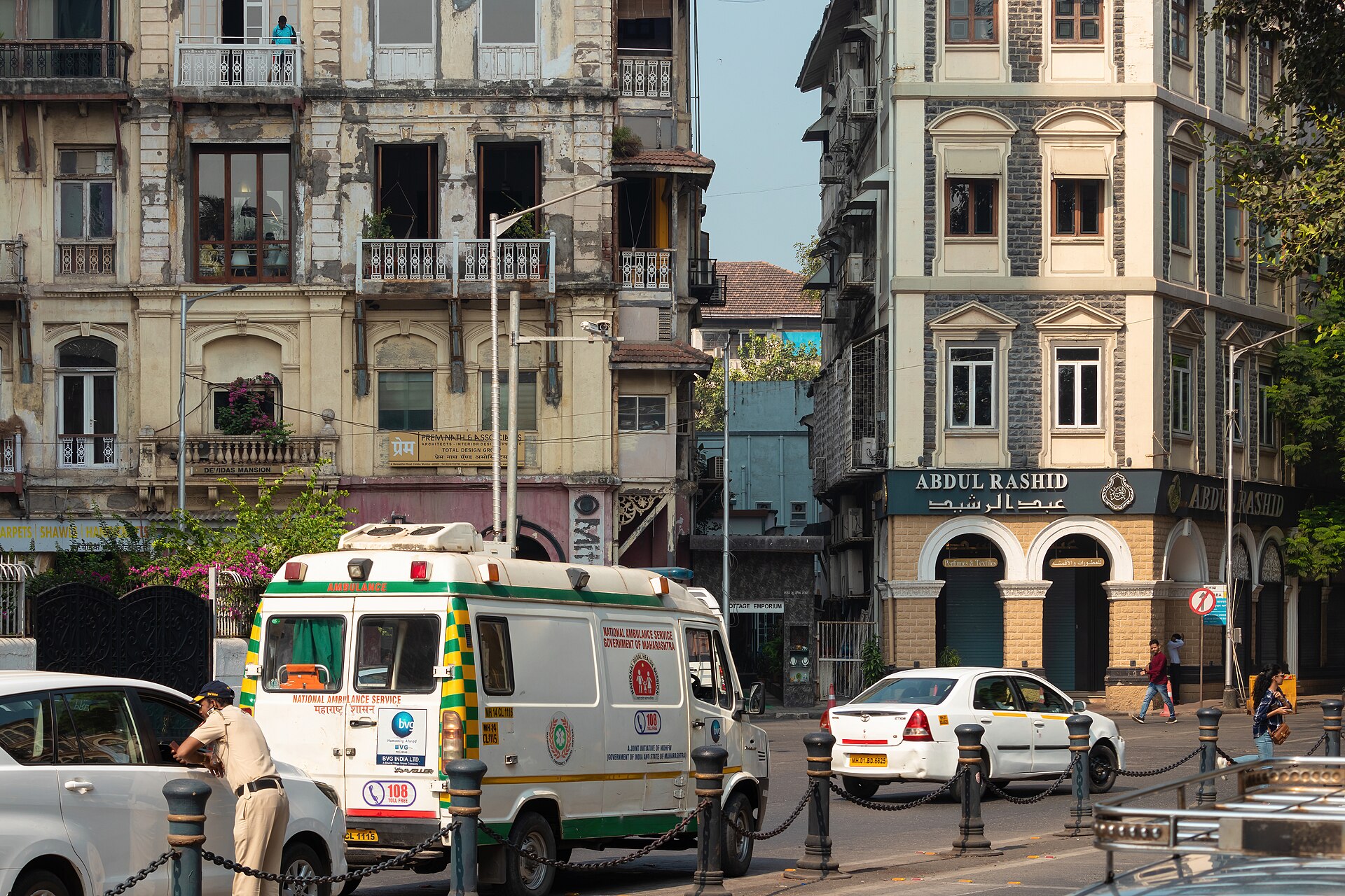 Shopfronts and street traffic in Colaba, Mumbai